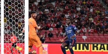 Bukayo Saka (à d.) marque contre Milan